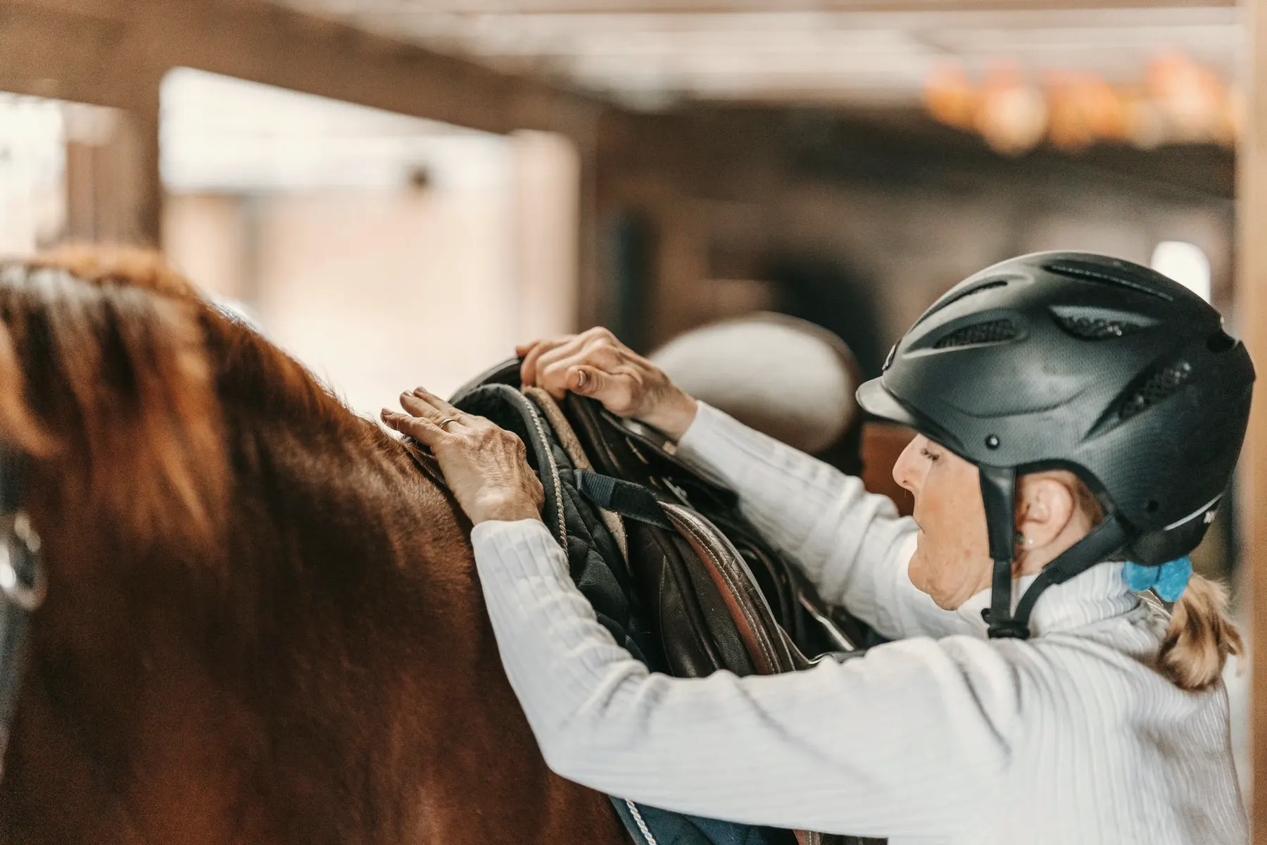 Ruiter met rijcap te paard